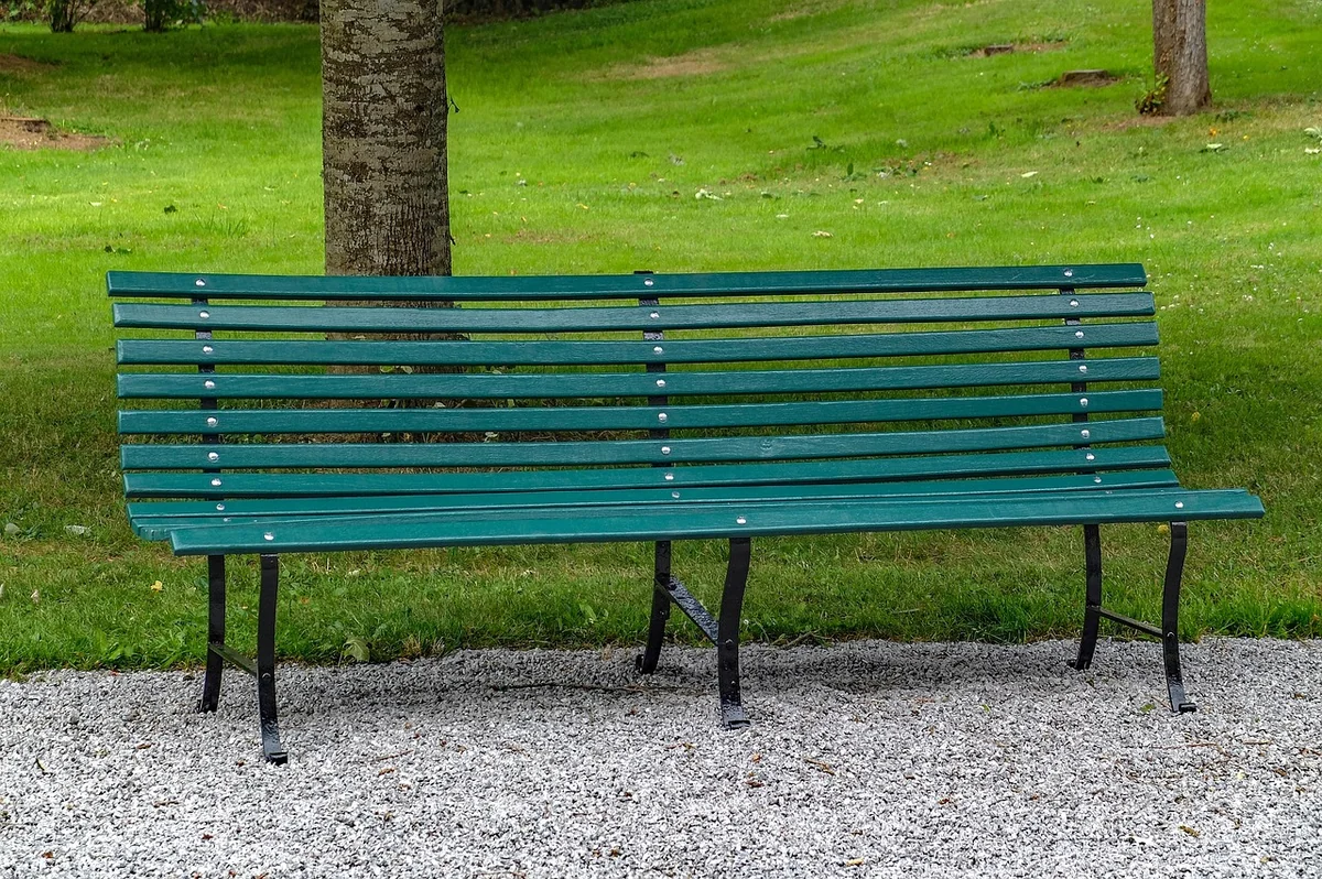 Top 5 des bancs de jardin avec rangement pour coussins : confort et style